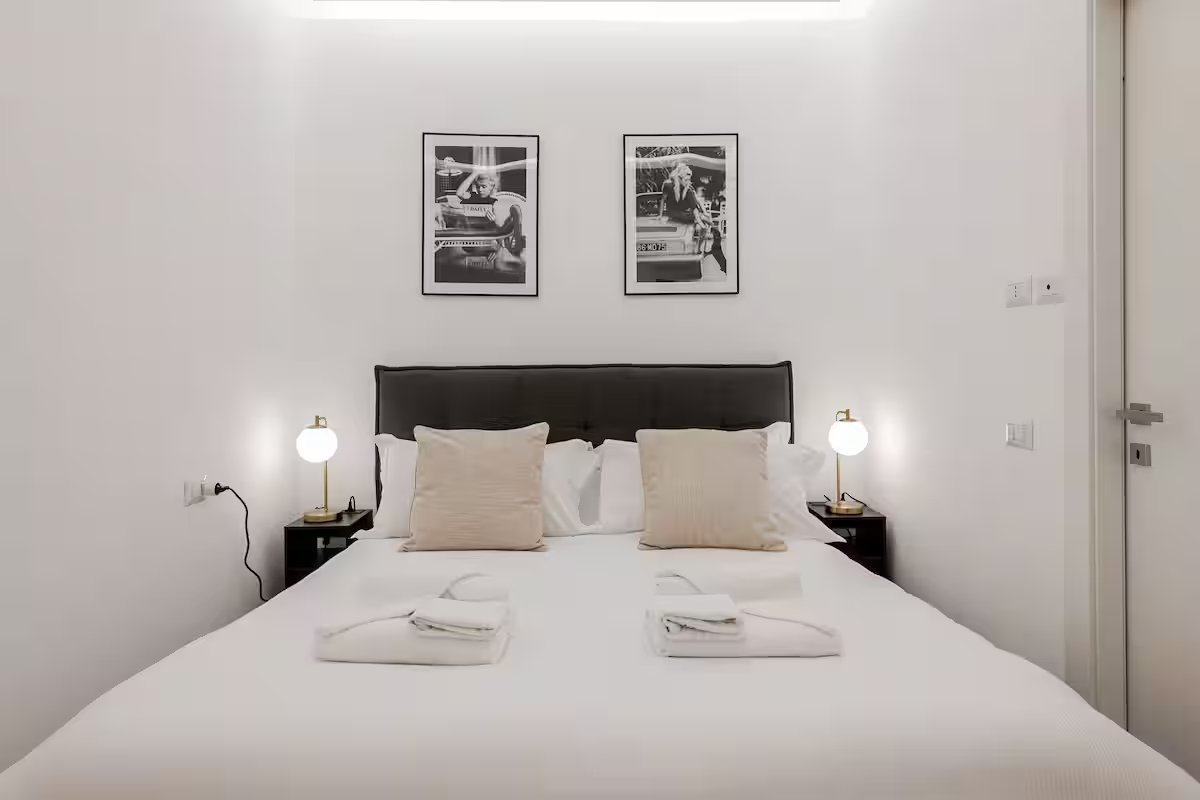 Camera da letto dell'appartamento Gio · Modern Design Flat a Milano, con letto matrimoniale e stampe in bianco e nero
